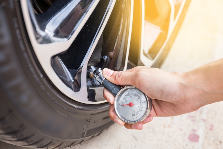 Pourquoi et comment vérifier la pression de ses pneus de voiture ?