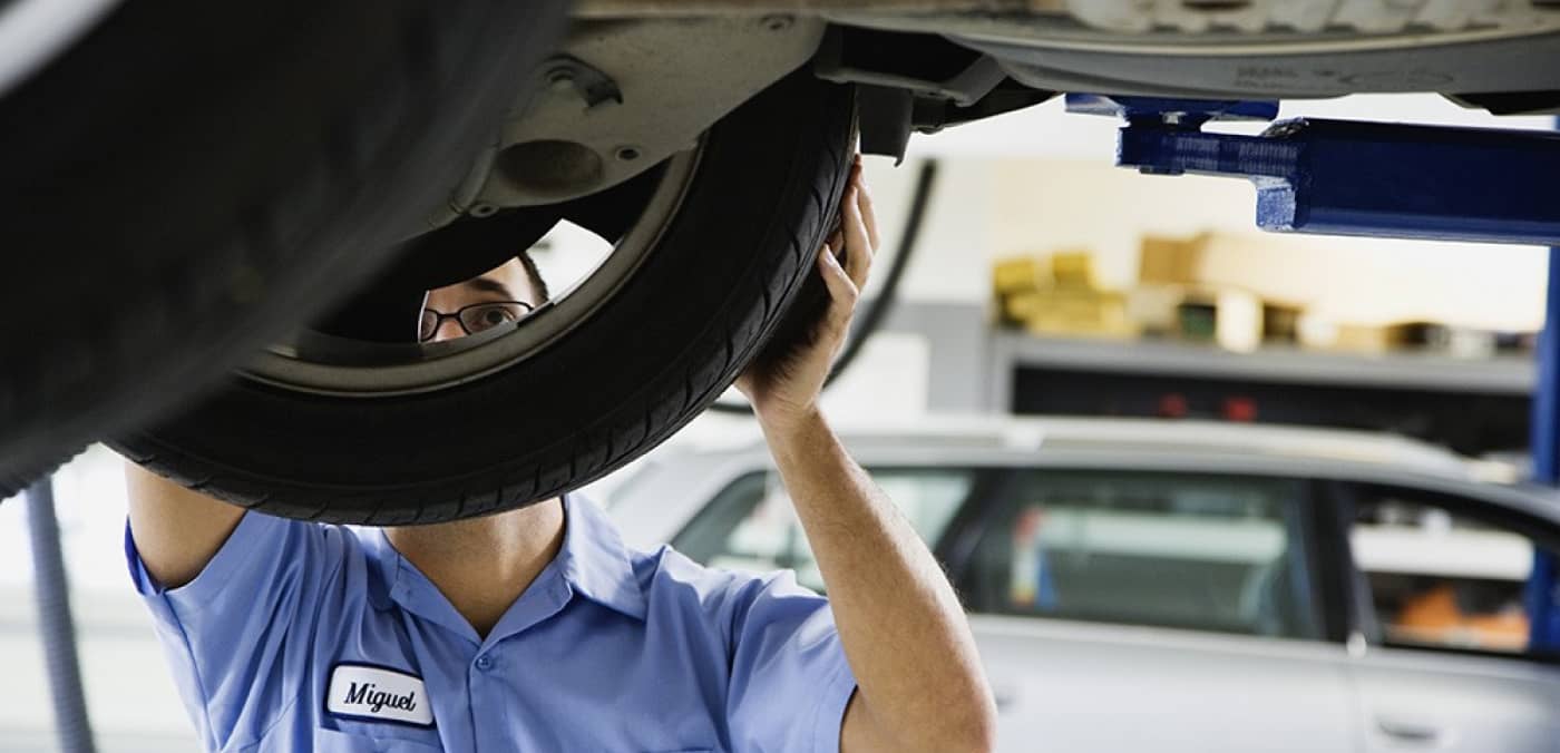 Image Technicien en pneus